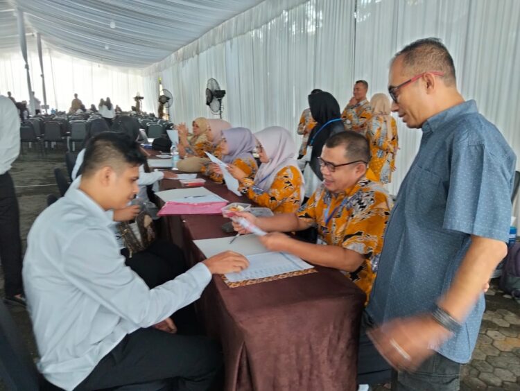 Didominasi Tenaga Teknis, 1.046 Pelamar Ikuti Seleksi PPPK Pemkab Sijunjung 1 PERSYARATAN ADMINISTRASI— Panitia seleksi PPPK Pemkab Sijunjung melakukan pengecekan persyaratan administrasi sebagai bahan kelangkapan utama, Rabu (11/12).