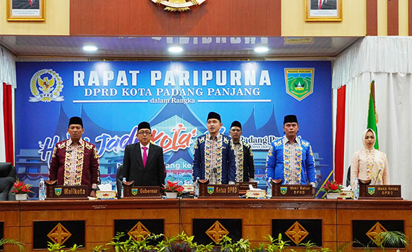 HJK ke-234 Kota Padangpanjang, Momentum Evaluatif dan Prediktif 1 SIDANG PARIPURNA— Gubernur Sumbar diwakili Staf Ahli Bidang Ekonomi dan Keuangan, Syaiful Bahri, Pj Walikota Padangpanjang, Sonny Budaya Putra, Ketua DPRD, Imrbal, Wakil Ketua DPRD Mardiansyah, menjadi pimpin sidang paripurna peringatan HJK ke-234 Kota Padangpanjang.