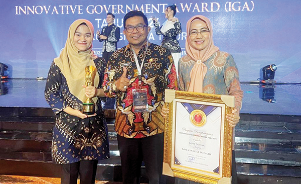 Pemko Padang Raih IGA Award 2024 1 PENGHARGAAN IGA AWARD— Penjabat Sektetaris Daerah Kota Padang, Yosefriawan hadir didampingi Kepala Bappeda, Yenni Yuliza, untuk menerima penghargaan IGA Award 2024 dari Kementerian Dalam Negeri di Surabaya, Kamis (5/12).