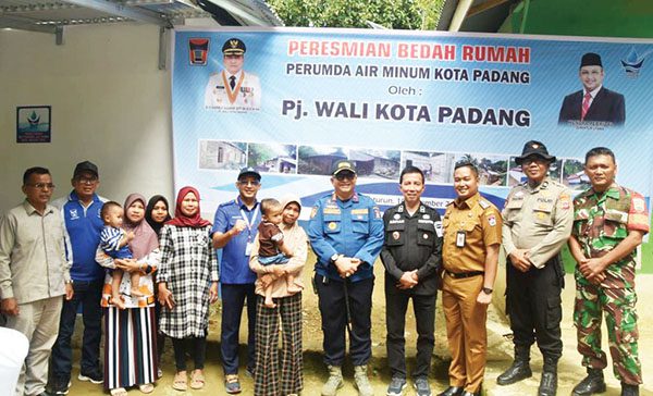 PERESMIAN BEDAH RUMAH— Pj Wako Andree Algamar meresmikan bedah rumah Perumda AM untuk Ibu Gustina, di  Jalan Lori, Kelurahan Lubuk Minturun, Kecamatan Koto Tangah, Selasa (10/12).