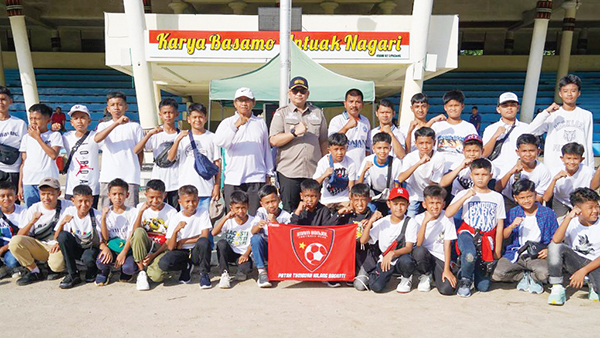 Tim SSB Imam Bonjol Dilepas Menuju Kompetisi Liga Anak Indonesia 1 PELEPASAN TIM SSB— Tim SSB Imam Bonjol Padang yang akan mengikuti Kompetisi Liga Anak Indonesia di Kabupaten Pati, Provinsi Jawa Tengah, dilepas langsung oleh Pj Wako Andree Algamar, di RTH Imam Bonjol, Selasa (17/12).