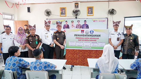 Program Jaksa Masuk Sekolah, Cetak Generasi Taat Hukum 1 LAUNCHING PROGRAM JAKSA MENGAJAR— Pj Wako Padang Andree Algamar dan Kajari Padang Aliansyah, menghadiri launching “Program Jaksa Mengajar” yang dilaksanakan Kejari Padang di SMPN 7, Rabu (18/12).