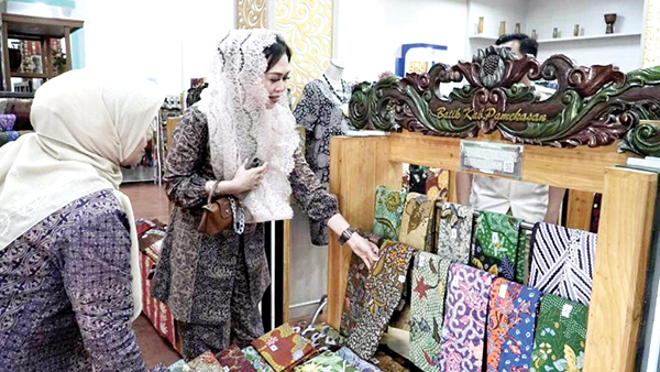 Dekranasda Padang Belajar Galeri Kerajinan Lokal ke Dekranasda Jatim 1 KUNJUNGI GALERI BATIK— Pj Ketua Dekranasda Kota Padang Vanny Andree Algamar, mengunjungi Galeri Batik Jawa Timur serta melihat potensi kerajinan lokal setempat.