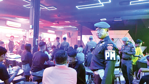 Jaga Kondusifitas Jelang Nataru, Tim Gabungan Awasi Tempat Hiburan Malam, 3 Wanita Diamankan 1 PENGAWASAN TEMPAT HIBURAN MALAM— Tim gabungan dari Satpol PP bersama TNI, Plri dan PM melakukan pengawasan di beberapa tempat hiburan malam, Rabu (18/12). Tiga wanita dan belasan botol minol diamankan dalam razia tersebut.