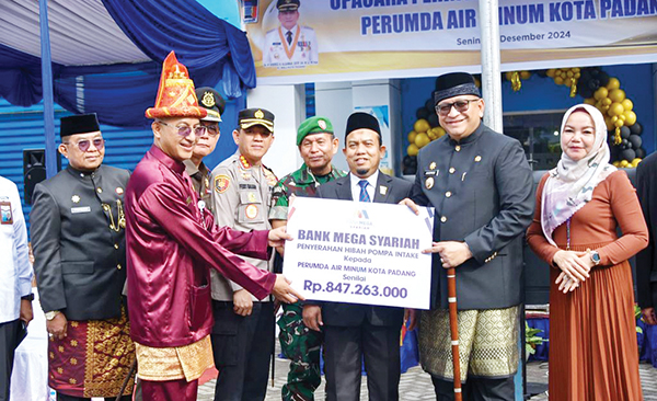 Perumda Air Minum Padang Peringati HUT ke-50, 2 Pelanggan Dapat Hadiah Paket Umrah 1 HUT EMAS— Dirut Perumda Air Minum Padang Hendra Pebrizal, Direksi dan Komisaris serta Dewan Pengawas, Pj Wali Kota Padang Andree Algamar, Ketua DPRD Padang Muharlion dan Forkopimda Padang saat peringatan puncak HUT ke-50 Perumda Air Minum Kota Padang, Senin (30/12).