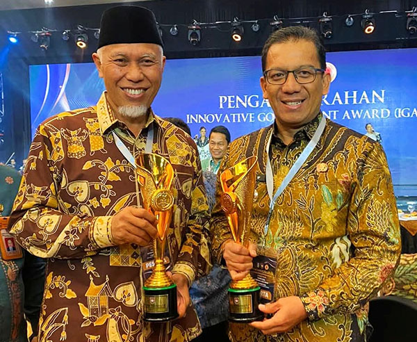 Kota Padangpanjang Sabet Penghargaan Kota Terinovatif IGA 2024 1 Pj Walikota Kota Sonny Budaya Putra bersama Gubernur Sumatera Barat Mahyeldi Ansharullah, usai menerima penghargaan pada ajang IGA 2024 yang diselenggarakan Kemendagri.