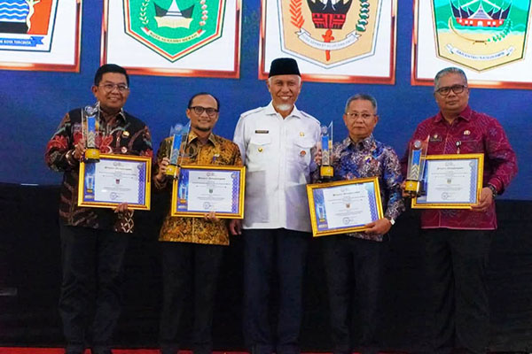 Penghargaan KPID Sumbar 1 PJ Sekda Kota Padangpanjang Winarno menerima Penghargaan KPID Tingkat Provinsi diserahkan langsung oleh Gubernur Sumbar Mahyeldi.