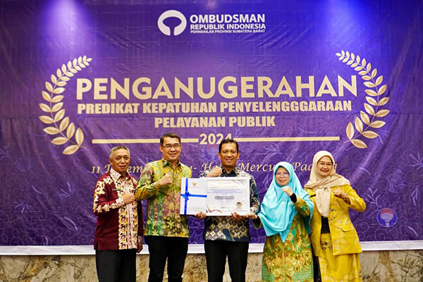 Raih Penghargaan Nasional, Provinsi dan Ombudsman, Pj Wako: Wujud Kerja Nyata Pemerintah Dalam Melayani Masyarakat 1 Pj Walikota Padangpanjang, Sonny Budaya Putra usai menerima penghargaan Penyelenggaraan Pelayanan Publik.