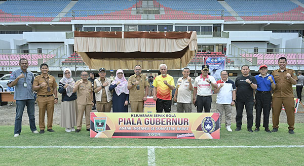 Pererat Silaturrahim Pemda dan Forkopimda, Gubernur Mahyeldi Resmikan Kejuaraan Sepakbola Antarinstansi se-Sumbar 1 KEJUARAAN SEPAKBOLA— Gubernur Sumbar, Mahyeldi Ansharullah, membuka secara resmi Kejuaraan Sepakbola Piala Gubernur Antarinstansi se-Sumbar, Senin (2/12) di Stadion Utama Sumbar, Sikabu, Kabupaten Padang Pariaman.