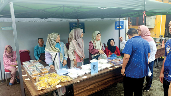 Gelar Bazar, Kanwil DJP, Sumbar Jambi Gandeng Pelaku UMKM Disabilitas, Berikan Edukasi Pajak untuk Penyandang Tuna Rungu 1 BAZAR UMKM— Sejumlah penyandang disabilitas tuna rungu yang tergabung dalam Gerkatin Sumbar mengikuti kegiatan bazar UMKM yang diselenggarakan, di halaman kantor Kanwil DJP Suumbar dan Jambi, Jumat (6/12). Selain itu, penyandang disabiltas juga mendapatkan edukasi perpajakan.