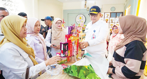 Jelang Nataru, Pj Wako Padang Sidak Pusat Perbelanjaan, BPOM Temukan Produk Kedaluarsa, Rusak dan Tanpa Izin Edar 1 SIDAK PUSAT PERBELANJAAN— Pj Wako Padang Andree Algamar bersama Dinas Kesehatan dan BPOM Padang melakukan sidak ke sejumlah pusat perbelanjaan di kawasan Pondok, Rabu (18/12). Hal ini untuk memastikan pelaku usaha tidak ada menjual produk makanan berbahaya dan sudah kedaluarsa.