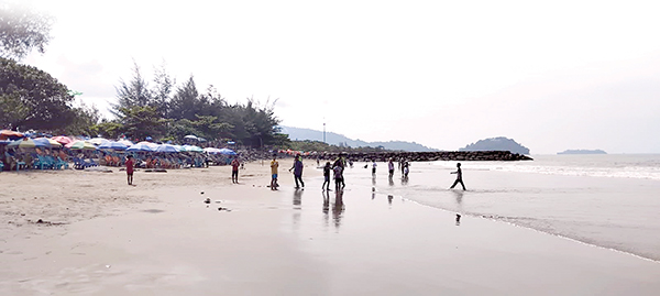 Pemko Padang Siapkan 5 Destinasi di Momen Libur Tahun Baru 2025 1 LIBURAN KELUARGA— Kawasan wsata Pantai Muaro Lasak, Purus, Kota Padang, Minggu (29/12) ramai dikunjungi wisatawan dan juga warga lokal untuk menikmati keindahan dan mandi-mandi di pantai. Diprediksi pada puncak akhir tahun nanti, kawasan Pantai Padang akan menjadi lokasi favorit bagi warga untuk menikmati momen pergantian tahun.