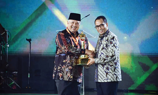 Tapaki Usia ke-54, Kota Solok Berbenah untuk Masa Depan Gemilang 1 WALI Kota Solok Zul Elfian saat menerima salah satu penghargaan.