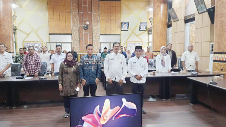 Bimtek Laporan Pertanggungjawaban Bantuan Keuangan Parpol, Kesbangpol Dorong Akuntabilitas serta Transparansi yang Tepat Sasaran dan Sesuai Aturan 1 FOTO bersama Kepala Badan Kesbangpol Kota Padang Tarmizi Ismail, dengan Kabid Politik Dalam Negeri (Poldagri) Badan
Kesbangpol Kota Padang Indriati, Narasumber dan peserta.