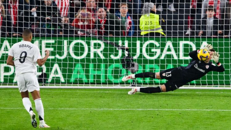 Mbappé Gagal Penalti, Bilbao Tumbangkan Real Madrid 2-1 1 TENDANGAN PENALTI— Kylian Mbappé gagalm memgkonversi tendangan penalti menjadi sebuah gol pada lanjutan Liga Spanyol 2024/2025 menghadapi tuan rumah Athletic Bilbao di Stadion San Mames, Kamis (5/12) dinihari.