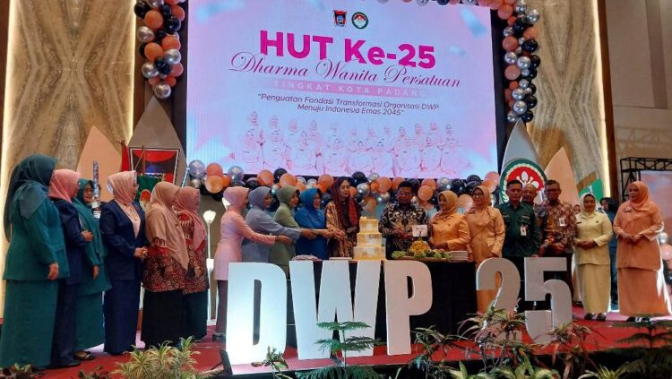 HUT DWP— Pj  Sekretaris Daerah Kota Padang Yosefriawan menghadiri perayaan puncak HUT ke-25 Dharma Wanita Persatuan (DWP) tingkat Kota Padang, Kamis (12/12).