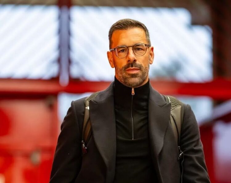 Jadi Manajer Baru, Ruud Van Nistelrooy Mulai Buat Perubahan di Leicester City 1 PERUBAHAN BARU— Manajer baru Leicester City, Ruud van Nistelrooy, memulai langkahnya dengan membuat berbagai perubahan pada klub guna menjawab tantangan besar mempertahankan posisi Leicester di Liga Premier Inggris.