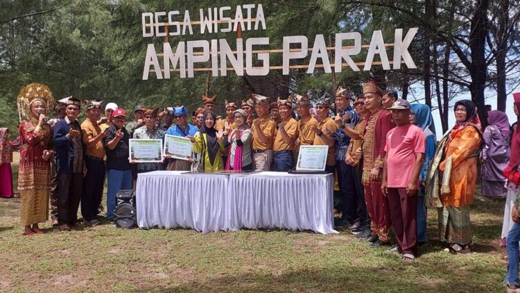 Ketua TP2DEWI Zuhrizul: Desa Wisata Perlu Disertifikasi dan Standarisasi 1 Visitisasi Tim Kemenparekraf ke Desa Wisata Ampiang Parak Pessel. Foto: Doni Hendra/Dinas Pariwisata Sumbar
