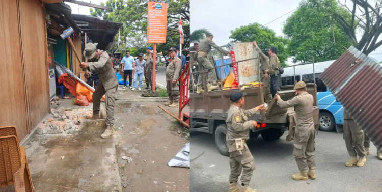 Tim Gabungan “Bersihkan” PKL di Sepanjang Adinegoro, Eka Putra: Kembalikan Fungsi Trotoar untuk Pejalan Kaki 1 PENERTIBAN PKL— Tim gabungan Satpol PP melakukan penertiban PKL yang masih berjualan di atas trotoar maupun bahu jalan, di sepanjang jalan Adinegoro, Kecamatan Kototangah, Kamis (5/12).