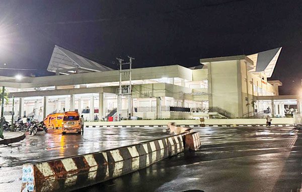 Pedagang Mulai Tempati Pasar Raya Fase VII, Tidak Ada Lagi PKL di Badan Jalan 1 PENATAAN PKL— Dengan selesainya pembangunan Fase VII, Satpol PP bekerja sama dengan Dinas Perdagangan untuk membersihkan dan memindahkan PKL yang sebelumnya berjualan di sepanjang badan jalan di kawasan tersebut. Terlihat bangunan Fase VII megah saat malam hari.