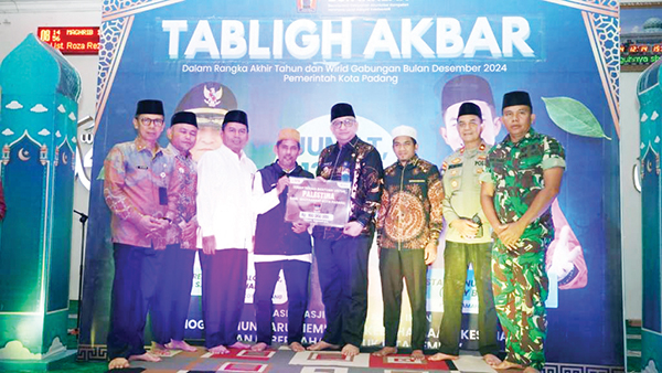 Tabligh Akbar Bersama Ucay Batubara, Pemko Padang Serahkan Donasi Rp 100 Juta untuk Palestina 1 TABLIGH AKBAR— Ustaz Anugerah Cahyadi alias Ustaz Ucay Batubara memberikan tausiyah dalam kegiatan Tabligh Akbar Pemko Padang di akhir tahun 2024, di Masjid Agung Nurul Iman, Jumat (13/12). Dalam kesempatan itu juga diserahkan donasi Rp100 juta untuk Palestina.