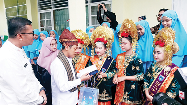 Kunjungi SDN Percobaan Ujung Gurun, Wamendikdasmen Ajak Pelajar Biasakan Gerakan 7 Kebiasaan Anak Indonesia Hebat 1 BERDIALOG— Wamendikdasmen Fajar Riza Ul Haq, berdialog dan bertanya kepada sejumlah pelajar SDN Percobaan Ujung Gurun, dalam kunjungan kerjanya ke Sumbar, Jumat (13/12).