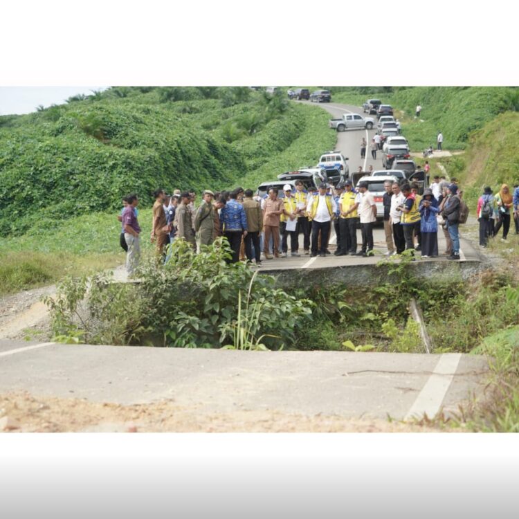 Jalan Tembus Solsel-Dharmasyaraya Bakal Segera Tersambung 1 RESES—Kunjungan reses Anggota Komisi V DPR RI, Zigo Rolanda ke Kabupaten Solok Selatan dilanjutkan ke lokasi jalan tembus Sungai Kunyik-Sungai Rumbai