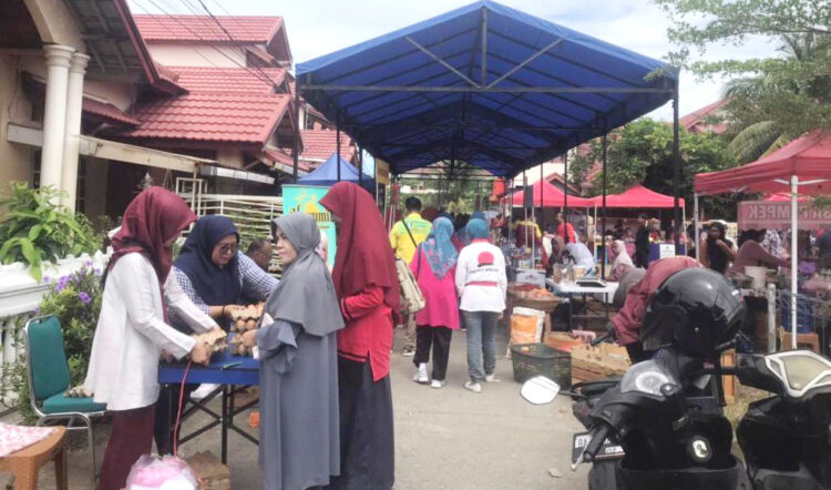 Pasar Murah Dinanti, Masyarakat dan Pedagang Antusias 1 DISERBU WARGA— Pasar Murah yang digelar Dinas Perdagangan Kota Padang di hari kedua, diserbu warga di di Balai Warga Blok B RT 02 dan 03 RW 05 Singgalang, Kelurahan Batang Kabung Ganting, Kecamatan Koto Tangah, Rabu (18/12).
