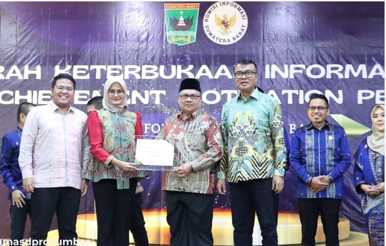 DPRD Sumbar Pertahankan Predikat Informatif Kelima Kalinya, Ismelda: Ini Hasil Kerja Keras Pimpinan dan Seluruh Jajaran Sekretariat 1 AKIB 2024--Sekretariat DPRD Sumbar kembali mempertahankan predikat Informatif untuk kategori Organisasi Perangkat Daerah (OPD) dalam Anugerah Keterbukaan Informasi Publik( AKIP) 2024.