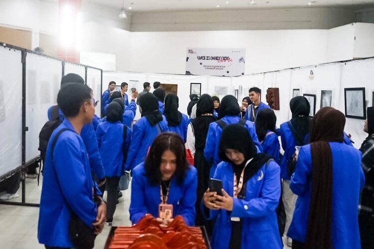 PAMERAN—Program Studi Desain Komunikasi Visual (DKV) Institut Seni Indonesia (ISI) Padang Panjang gelar pameran bertajuk Skena 24 di Hotel Aulia, Senin (23/12).