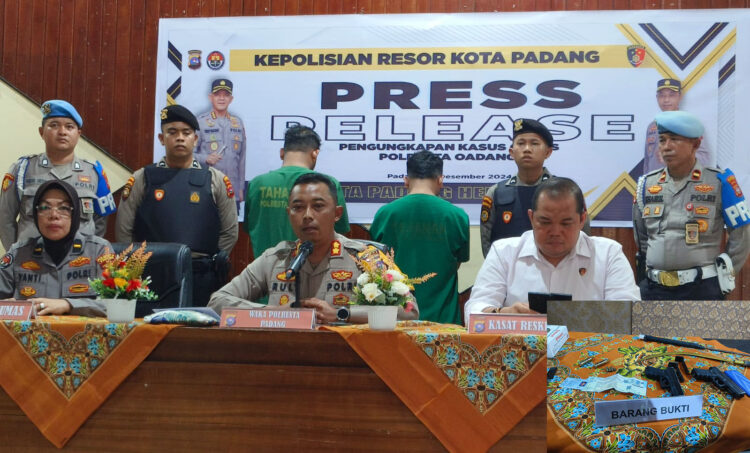 Ngaku Polisi, Dua Sekawan Rampok Pelaku Tawuran, Tembakkan Senjata Airsoft Gun, Hp dan Sepeda Motor Diembat 1 RAMPOK— Dua pelaku yang terlibat kasus pencurian dengan kekerasan ditangkap jajaran Satreskrim Polresta Padang.
