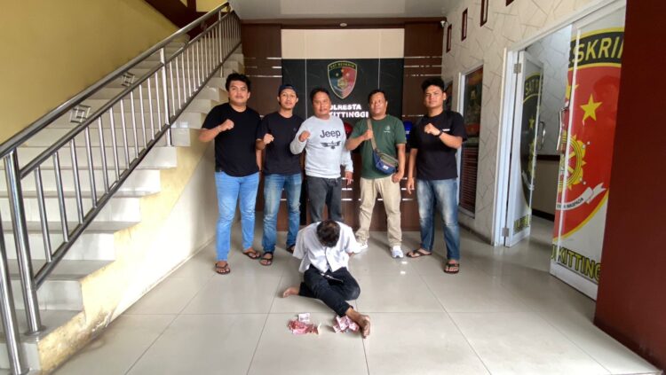 Lansia jadi Korban Perampokan, Korban Diancam dengan Senjata Api Mainan, Korban Alami Pemukulan, Bibir Pecah, Kepala Bengkak 1 PELAKU PERAMPOKAN— Satreskrim Polresta Bukittinggi menangkap seorang pria berusia 65 tahun karena melakukan perampokan dengan menggunakan senjata api mainan untuk mengancam korbannya, Jumat (6/12).