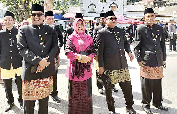 PJ WALIKOTA, Fauzan Hasan, bersama unsur Forkopimda Kota Sawahlunto di arak dari rumah Dinas Walikota menuju Lapangan Segitiga untuk prosesi Makan Bajamba.