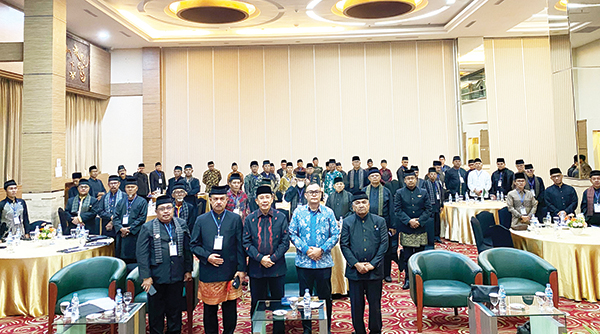 Pastikan Generasi Muda Minangkabau Mewarisi Nilai Adat Budaya 1 Kepala Dinas Kebudayaan Sumbar, Jefrinal Arifin, Ketua LKAAM Sumbar, Fauzi Bahar serta narasumber bersama peserta Bimtek Peningkatan Kapasitas Lembaga Adat.