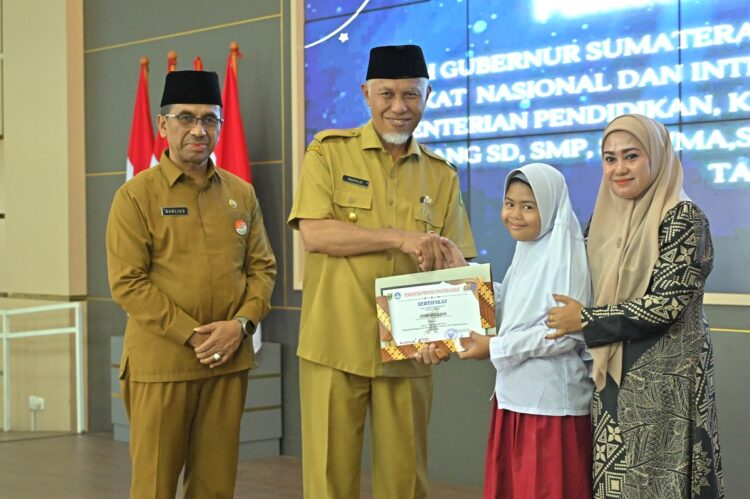 PELAJAR HEBAT BERPRESTASI—Gubernur Sumatera Barat Mahyeldi Ansharullah, serahkan apresiasi dan penghargaan kepada 76 pelajar hebat berprestasi Sumbar tingkat nasional dan internasional.