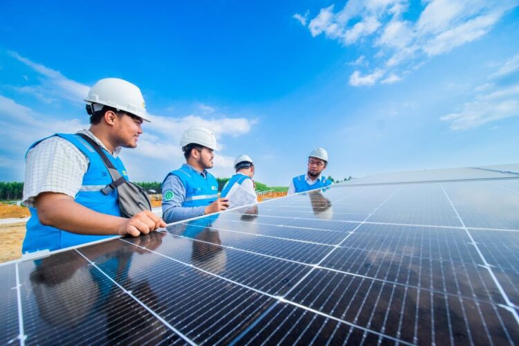 PLN Gandeng Startup Kembangkan Energi Hijau dan Ekosistem EV di Indonesia 1 Media Roundtable --PT PLN (Persero) menggelar Media Roundtable dengan empat startup terkemuka untuk mengakselerasi pengembangan ekosistem energi hijau di Tanah Air, Jakarta (10/12).