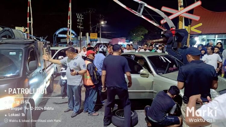 Mogok di Perlintasan, Mobil Sedan Tertabrak Kereta Api, Sopir dan Penumpang Berhasil Menyelamatkan Diri 1 KECELAKAAN— Kondisi mobil sedan yang tertabrak kereta api di Simpang Tunggul Hitam, Kecamatan Padang Utara.
