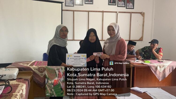 Penyaluran Bantuan Beras di Nagari Situjuah Gadang Cukup Scan Barcode, Masyarakat Terapkan Budaya Antri 1 Penyerahan bantuan BLT Dana Desa 2024 Triwulan III di Nagari Situjuah Gadang, Kecamatan Situjuah Limo Nagari, Kabupaten Limapuluh Kota. Foto: Dokumentasi Elsa Dita Ninggrum