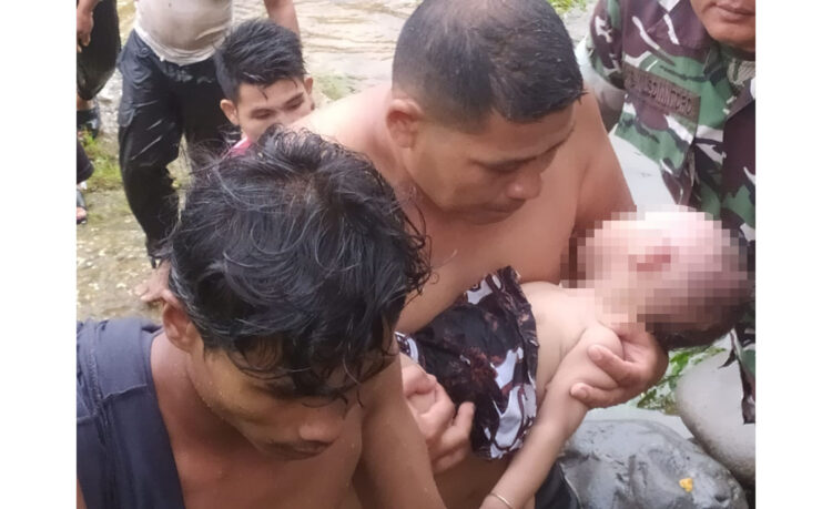 Hanyut saat Menyeberangi Sungai Simpang Lori, Ibu Selamat, 2 Balita Tewas Tenggelam 1 HANYUT— Dua balita yang tewas akibat hanyut di Sungai Lubuk Minturun dievakuasi ke rumah sakit.