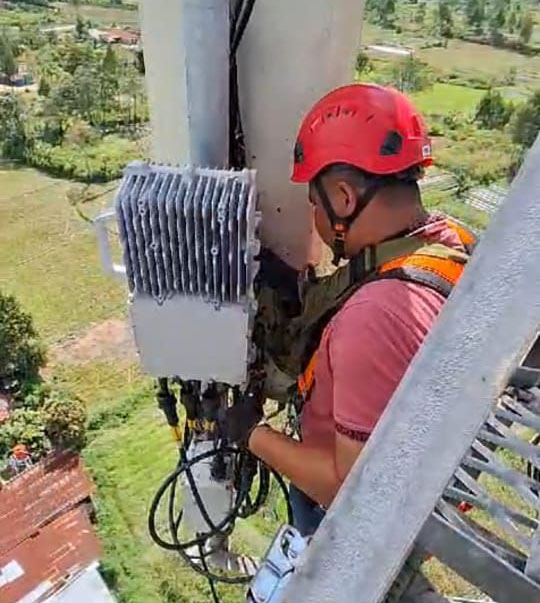 Antisipasi Lonjakan Akses Internet di Malam Nataru, Smartfren Tingkatkan Kapasitas Jaringan 1 TINGKATKAN-Teknisi Smartfren melakukan peningkatan kapasitas jaringan jelang Natal dan Tahun Baru 2025.