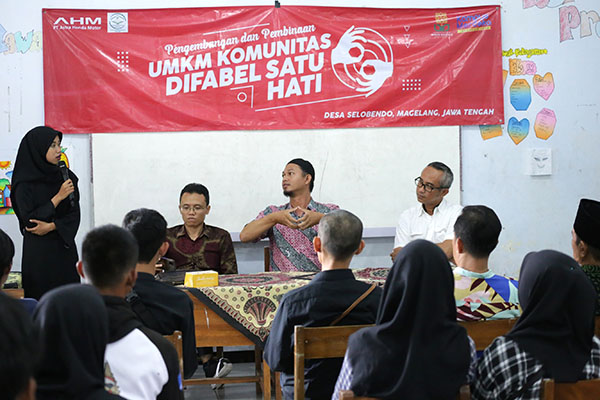 AHM Gandeng Puluhan Komunitas Difabel Perkuat Ekonomi Daerah 1 DISKUSI— General Manager Corporate Communiation AHM Ahmad Muhibbuddin (Kanan) bersama Ketua LPPM UIN Sunan Kalijaga Yogyakarta Dr. Abdul Qoyum, S.E.I., M.Sc.Fin. (Kiri) dan Pendiri Komunitas Difabel Selobendo M. Beni Sasongko (tengah) berdiskusi dengan para peserta (UMKM) Komunitas Difabel Satu Hati yang digelar di Padukuhan Selobendo, Magelang, Jawa Tengah (1/12).