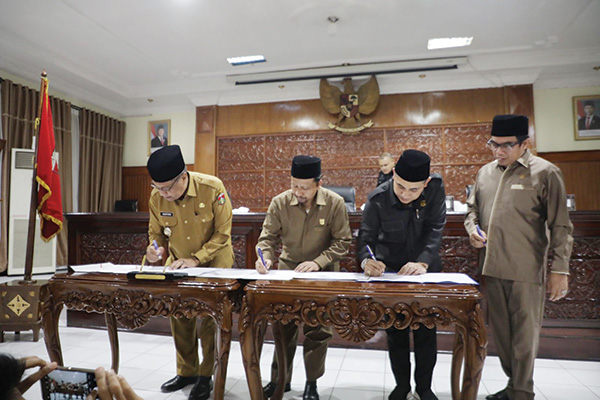 Ketok Palu, DPRD dan Pemko Bukittinggi Sepakati APBD 2025 dan Dua Perda Baru 1 TANDATANGAN— Penandatanganan nota kesepakatan antara DPRD dan Pemko Bukittinggi
terkait 3 Perda baru, yang dilakukan dalam sidang paripurna, Jumat (29/11) malam
di Gedung DPRD Kota Bukittinggi.
