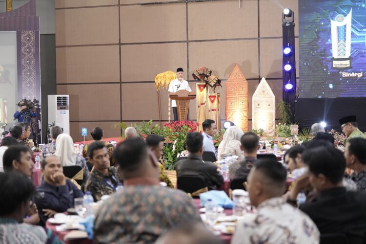 Anugerah KPID Sumbar 2024, Gubernur Ajak Insan Penyiaran Bentengi Anak dan Remaja dari Siaran Negatif 1 SAMBUTAN—Mahyeldi berikan sambutan saat menghadiri dan menyerahkan Anugerah Penyiaran KPID Sumbar Tahun 2024 di Hotel Truntum Padang, Rabu (11/12).
