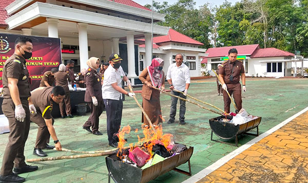 150 Gram Sabu dan 92 Gram Ganja Dimusnahkan 1 PEMUSNAHAN— Kepala Kejari Ariana Juliastuti bersama Kasatresnarkoba Polres
Dharmasraya AKP Rusmardi saat pemusnahan barang bukti sabu dan ganja.