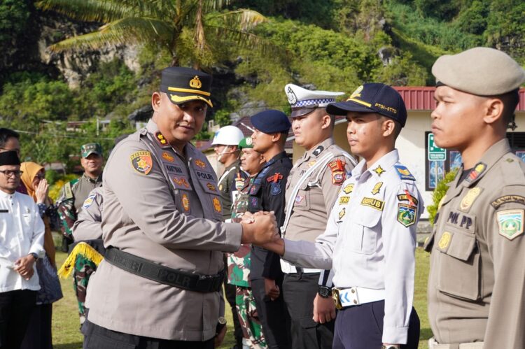 SALAM—Kapolres, AKBP. Kartyana Widyarso Wardoyo Putro, salami personel yang ikut apel  gabungan.