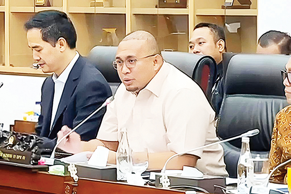 Andre Rosiade Minta PLN Segera Sosialisasi Proyek PLTS di Danau Singkarak 1 RDP BERSAMA PLN— Wakil Ketua Komisi VI DPR Andre Rosiade, saat Rapat Dengar Pendapat (RDP) dengan PT PLN (Persero), Selasa (3/12). Andre mendesak PLN melakukan sosialisasi kepada warga terkait rencana pembangunanan PLTS di Danau Singkarak, Kabupaten Solok.