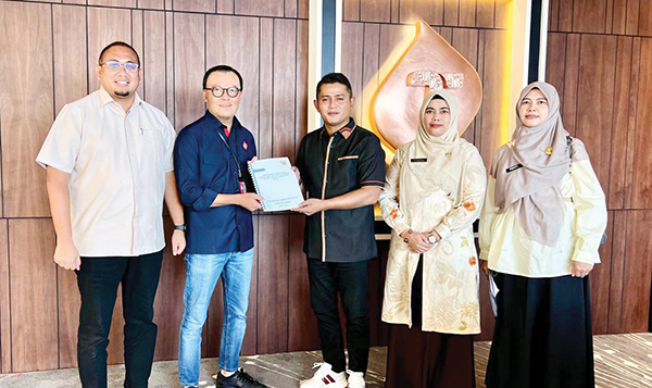 Dampingi Bupati Terpilih Bertemu Dirut Telkomsel, Andre Rosiade Perjuangkan Sinyal Seluler di Kabupaten Solok 1 PEMBANGUNAN BTS— Wakil Ketua Komisi VI DPR-RI Andre Rosiade mendampingi Wakil Bupati Solok yang juga Bupati Solok terpilih Jon Firman Pandu (JFP) bertemu dengan Direktur Utama (Dirut) Telkomsel Nugroho menyerahkan proposal pembangunan BTS di enam nagari di Kabupaten Solok, Senin (16/12) lalu.