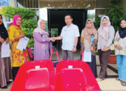 Dukung Produktivitas Petani, Nesi Harmita Serahkan 62 Gerobak Sorong di Tanjung Mutiara