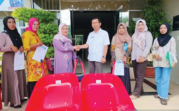 Dukung Produktivitas Petani, Nesi Harmita Serahkan 62 Gerobak Sorong di Tanjung Mutiara 1 SERAHKAN GEROBAK SORONG— Anggota Fraksi Partai Gerindra DRPD Kabupaten Agam, Nesi Harmita menyerahkan sebanyak 62 unit gerobak sorong ke tiga kelompok tani di Labuhan dan Muaro Putih Kecamatan Tanjung Mutiara, Jumat (27/12).