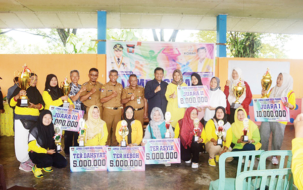 Melalui Pokir, Miswar Jambak Gelar Lomba Senam 1 LOMBA SENAM— Anggota DPRD Kota Padang Miswar Jambak, mengadakan lomba senam se Kota Padang sejak 30 November sampai 2 Desember di Youth Center, Bagindo Aziz Chan. Sekitar 25 Group Peserta Group Senam Satu Hati (GSSH) mengikuti lomba tersebut.